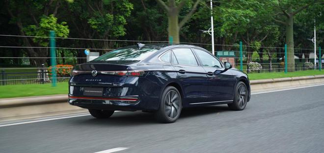 试驾新一代大众迈腾380TSI DSG至尊版：智能补课舒适加强(图7)