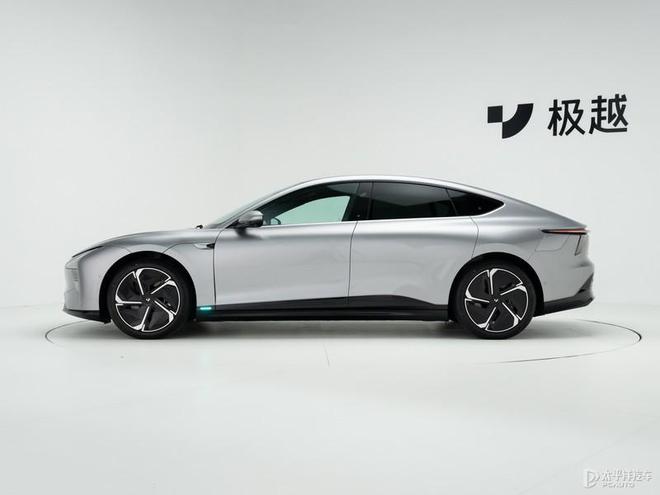 极越07正式量产下线 定位中大型纯电轿车 竞争小米SU7